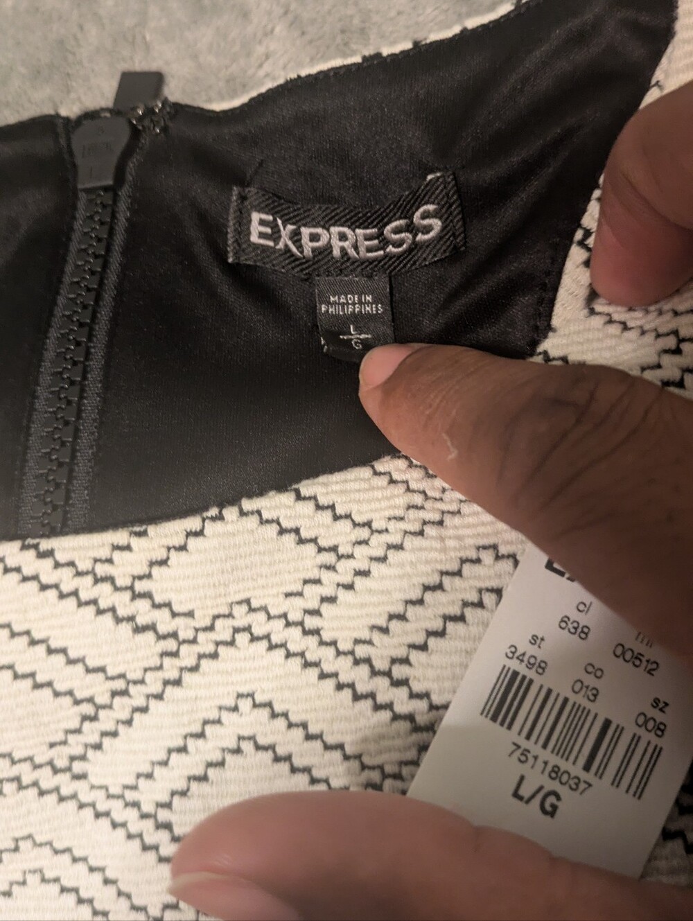 NWT Express Women’s Large Black White Geometric Crop Top Back Zip Sleeveless - Picture 3 of 8